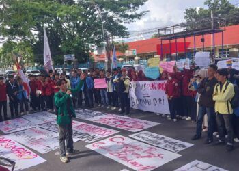 Demo di Depan Kantor Gubernur Sumbar, Ratusan Mahasiswa Tuntu Janji Kesejahteraan dan Infrastruktur
