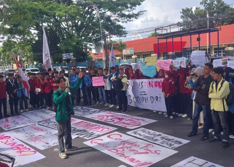 Ratusan mahasiswa yang tergabung dalam Aliansi Mahasiswa dan Masyarakat Sumatera Barat (Sumbar) berdemonstrasi di depan kantor gubernur provinsi itu pada Senin (4/5/2026) siang. Foto: Mengki Kurniawan/Kabarminang.com