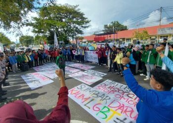 Ratusan Mahasiswa Demo di Kantor Gubernur Sumbar, Desak Perbaikan Upah dan Jaminan Kerja