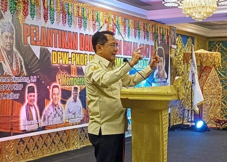 Bupati Padang Pariaman, John Kenedy Azis, menghadiri sekaligus mengukuhkan kepengurusan Dewan Pimpinan Wilayah Persatuan Keluarga Daerah Piaman (DPW PKDP) Kalimantan di Pontianak, Minggu (3/5/2026).