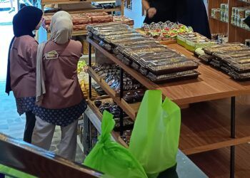 Manjakan Lidah dengan Signature Lapis Prunes, Rumah Jajan Bu Henny Padang Kini Hadirkan Chewy Dubai Cookies yang Viral
