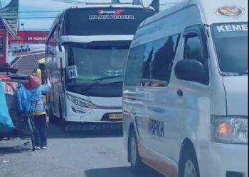 Penarik Becak di Padang Lambaikan Tangan ke Rombongan Jemaah Haji, Tuai Doa Warganet