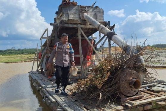 Polisi memusnahkan satu unit rakit penambangan emas tanpa izin (PETI) di Desa Gunung Kesiangan, Kecamatan Benai, Kabupaten Kuantan Singingi (Kuansing), Riau, pada Minggu (3/5/2026) sore.
