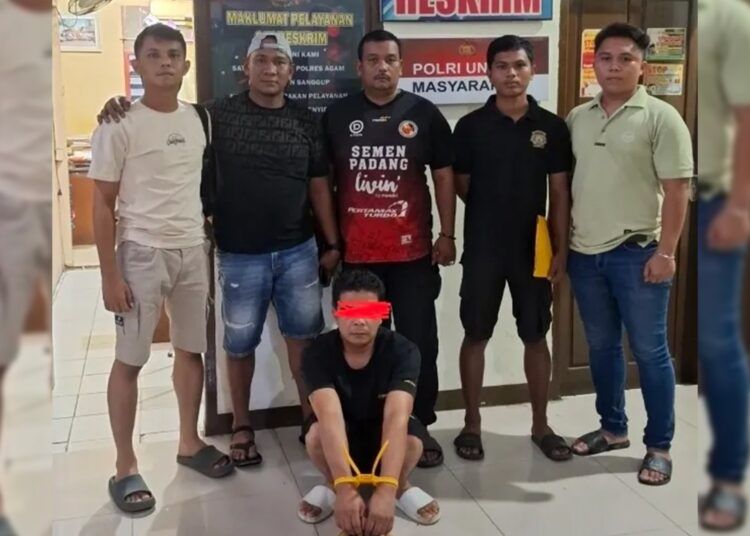Polisi menangkap sopir travel tujuan Matur–Bukittinggi inisial IR (41) di kawasan Bukittinggi pada Minggu (3/5/2026) setelah dilaporkan mencabuli penumpangnya inisial NAS (16).