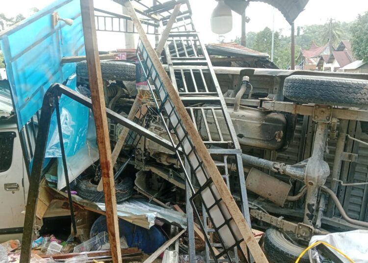Sebuah mobil menabrak sepeda motor dan ruko di Jalan Raya Tapan—Kerinci, tepatnya di Nagari Limau Purut Tapan, Kecamatan Ranah Ampek Hulu Tapan, Pesisir Selatan, pada Selasa (5/5/2026) sekitar pukul 10.37 WIB. Foto: Polsek Basa Ampek Balai Tapan