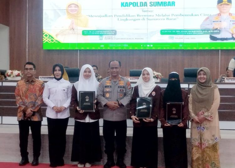 Tiga mahasiswa Universitas Islam Negeri (UIN) Imam Bonjol Padang menerima piagam penghargaan atas karya ilmiah yang mengangkat tema terkait Kepolisian Daerah Sumatera Barat (Polda Sumbar), Selasa (5/5/2026).