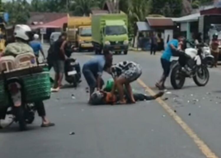 Kecelakaan lalu lintas terjadi di kawasan Kinali, Kabupaten Pasaman Barat, Sumatera Barat, pada Rabu (6/5) siang. Foto: Tangkapan layar media sosial