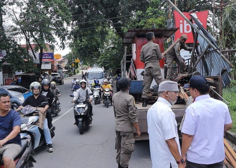 Satuan Polisi Pamong Praja (Satpol PP) Padang membongkar sejumlah bangunan liar (bangli) di sepanjang Jalan Teuku Umar, Kelurahan Parak Kopi, Kecamatan Padang Barat, pada Rabu (6/5/2026).