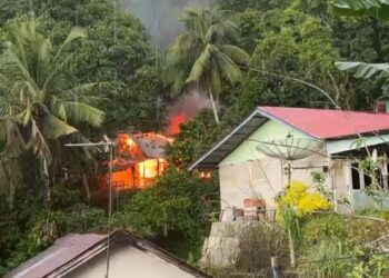 Video: Kebakaran Landa Rumah Warga di Padang, Api Berkobar di Tengah Hujan