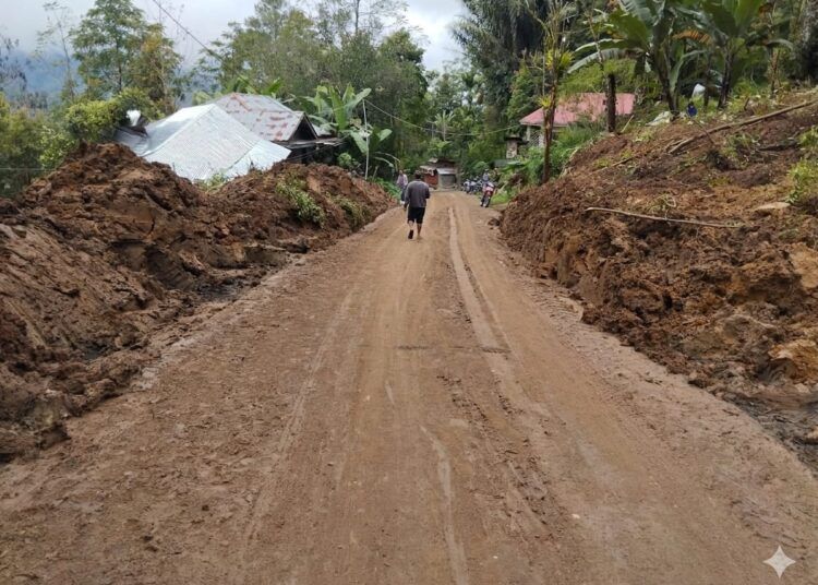 Akses jalan dari Bukittinggi menuju Maninjau, Kabupaten Agam, Sumatera Barat, mulai kembali dapat dilalui kendaraan roda dua dan roda empat setelah longsor terjadi di sejumlah titik, Rabu (6/5/2026).