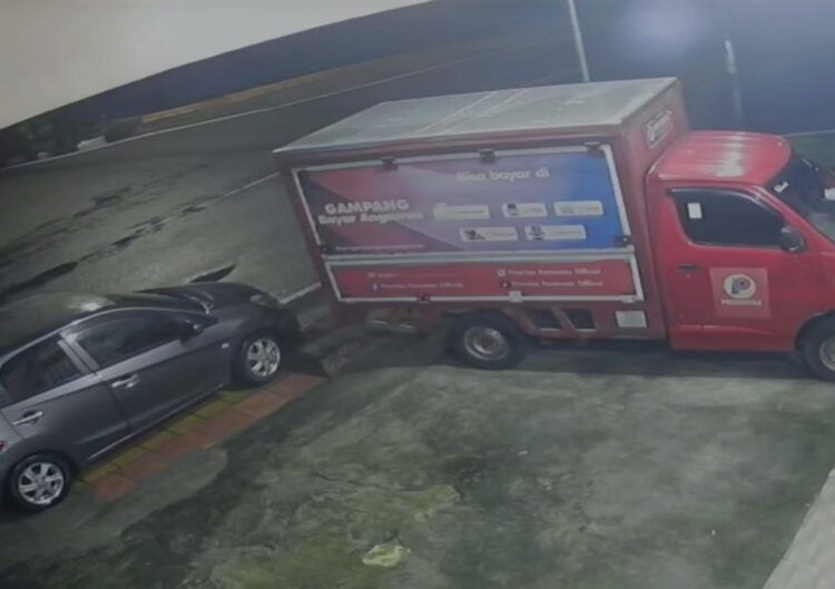 Seorang maling terekam CCTV mencuri sebuah saringan knalpot mobil Daihatsu Gran Max boks milik Prioritas, perusahaan ekspedisi, di Kampung Jawa II, Kecamatan Pariaman Tengah, Kota Pariaman, Sumatera Barat (Sumbar), pada Rabu (6/5/2026) dini hari.