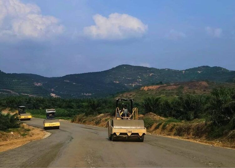 Pemerintah Kabupaten Solok Selatan menargetkan jalan tembus yang menghubungkan Solok Selatan dengan Dharmasraya sepanjang 26,9 kilometer dapat tersambung dan dilalui kendaraan pada tahun ini.