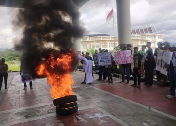 Aksi Tuntut Keadilan Kematian Karim di Balai Kota Padang Diwarnai Pembakaran Ban