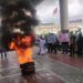 Aksi Tuntut Keadilan Kematian Karim di Balai Kota Padang Diwarnai Pembakaran Ban