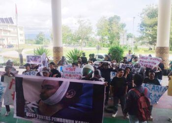 Massa Geruduk Kantor Wali Kota Padang, Desak Pengusutan Kematian Karim