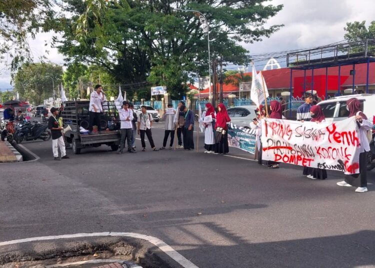 Puluhan anggota Kesatuan Aksi Mahasiswa Muslim Indonesia (KAMMI) Sumatera Barat menggelar aksi unjuk rasa di depan Kantor Gubernur Sumbar, Kamis (7/5/2026). Mereka menuntut pemerintah daerah segera membenahi sektor pendidikan yang dinilai tengah mengalami krisis