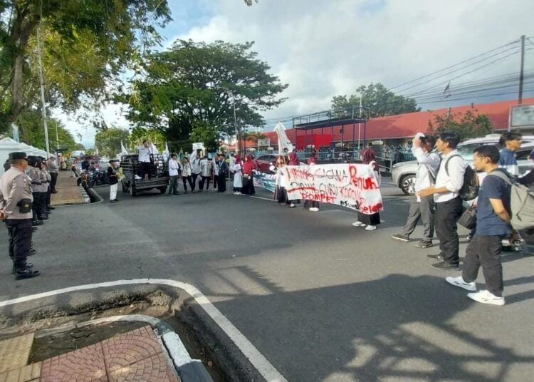 Puluhan orang yang tergabung dalam Kesatuan Aksi Mahasiswa Muslim Indonesia (KAMMI) Sumatera Barat menggeruduk Kantor Gubernur Sumbar untuk menuntut tindakan nyata pemerintah dalam mengatasi persoalan lesbian, gay, biseksual, dan transgender (LGBT), Kamis (7/5/2026).
