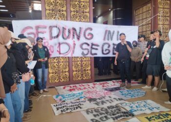 Kecewa Tak Ditemui Wali Kota, Pendemo Segel Balai Kota Padang