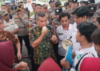 Gubernur Sumbar Tak Temui Massa Aksi, Mahasiswa Tuntut Kepastian Audiensi