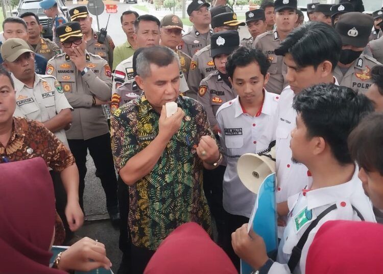 Puluhan mahasiswa Kesatuan Aksi Mahasiswa Muslim Indonesia (KAMMI) yang menggelar aksi unjuk rasa di depan Kantor Gubernur Sumbar, Kamis (7/5/2026), mengaku kecewa karena tidak ditemui oleh Gubernur Sumatera Barat, Mahyeldi Ansharullah. 