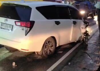 Video: Truk Canter dan Kijang Innova Tabrakan di Pesisir Selatan, Dua Sopir Dilarikan ke RS