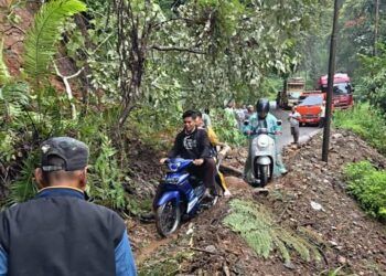 Akses Jalan Pasaman–Bukittinggi Tertutup Longsor, Kendaraan Roda Empat Belum Bisa Melintas
