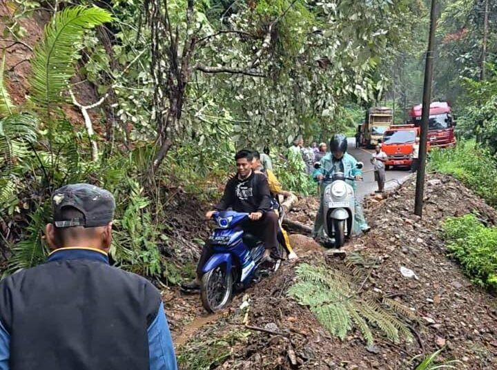 Akses jalan lintas Pasaman–Bukittinggi di kawasan Lurah Berangin, Ganggo Hilia, Kecamatan Bonjol, Kabupaten Pasaman, Sumatera Barat, tertutup material longsor pada Jumat (8/5/2026)