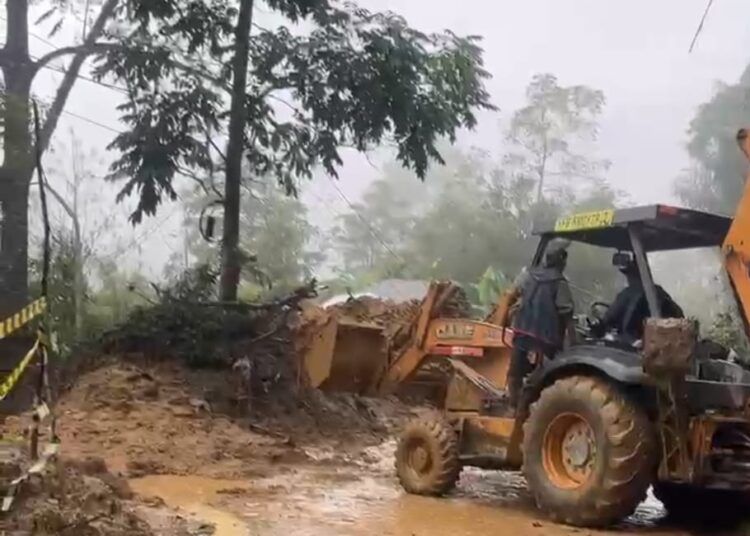 Longsor kembali melanda kawasan Jorong Kampuang Baruah, Nagari Sungai Landia, Kecamatan IV Koto, Kabupaten Agam, Sumatera Barat, Kamis (7/5/2026) sekitar pukul 23.30 WIB. Material tanah dan pohon menimbun badan jalan hingga membuat akses kendaraan lumpuh total.