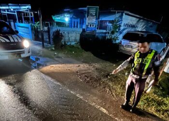 Detik-Detik Pengendara Vixion Hantam Truk Parkir di Pariaman hingga Terpental