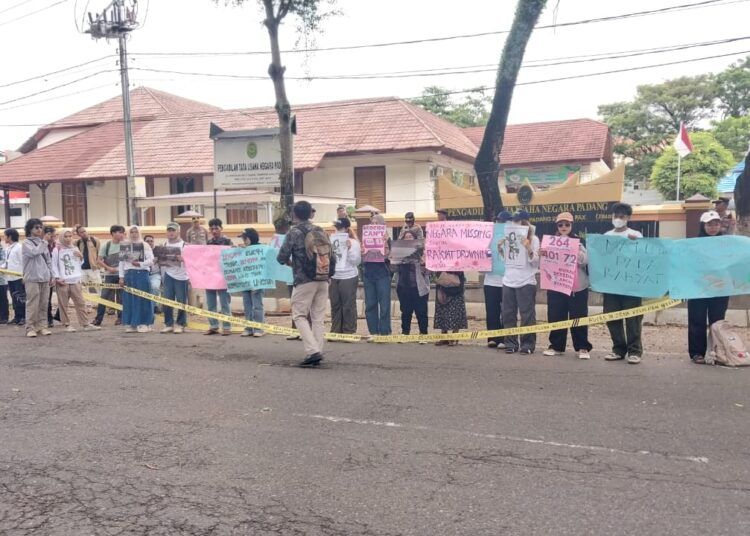 LBH Padang bersama Tim Advokasi Keadilan Ekologis Sumatera Barat menggugat negara ke PTUN Padang atas dugaan kelalaian pengelolaan lingkungan yang disebut memicu bencana ekologis dan kerusakan DAS di Sumatera Barat.