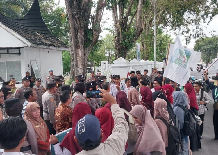 Suasana aksi KAMMI Sumbar di depan Kantor Gubernur Sumbar yang menuntut kepastian pencairan gaji guru PPPK, Kamis (7/5/2026).