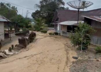 Banjir Rendam Permukiman Warga di Agam Akibat Tanggul Sungai Jebol