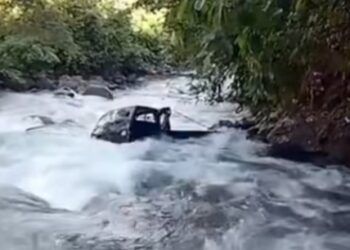 Mobil Pikap Pembawa Duku Masuk Sungai di Pesisir Selatan