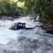 Mobil Pikap Pembawa Duku Masuk Sungai di Pesisir Selatan