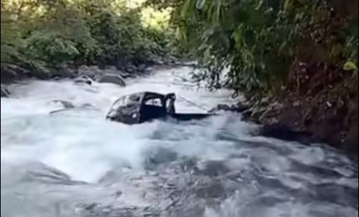 Sebuah mobil pikap masuk sungai di Jalan Lintas Kerinci—Tapan di Kampung Muaro Sako, Nagari Sungai Gambir Sako Tapan, Kecamatan Ranah Ampek Hulu Tapan, Pesisir Selatan, pada Jumat (8/5/2026) pukul 3.00 WIB.