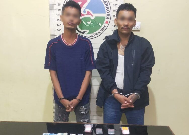 Polisi menangkap dua pria di Nagari Balah Aia Utara, Kecamatan VII Koto Sungai Sariak, Padang Pariaman, Sumatera Barat (Sumbar), pada Rabu (6/5/2026) malam atas dugaan mengedarkan dan memakai sabu-sabu. Foto: Polres Padang Pariaman