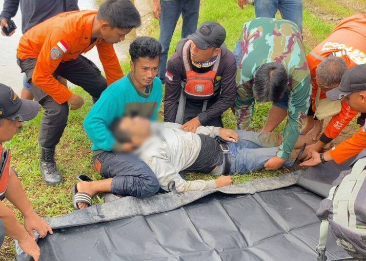 Seorang pria bernama Lariki (39) ditemukan meninggal dunia di saluran irigasi kawasan Aua Kuning, Kecamatan Pasaman, Kabupaten Pasaman Barat, Sumatera Barat, pada Sabtu (9/5/2026) pagi.