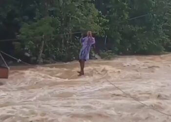 Video: Detik-Detik Pria Bertaruh Nyawa Pasang Tali Lori di Sungai Pesisir Selatan