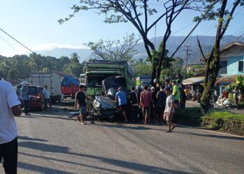 Kecelakaan Beruntun di Padang, Minibus Hancur