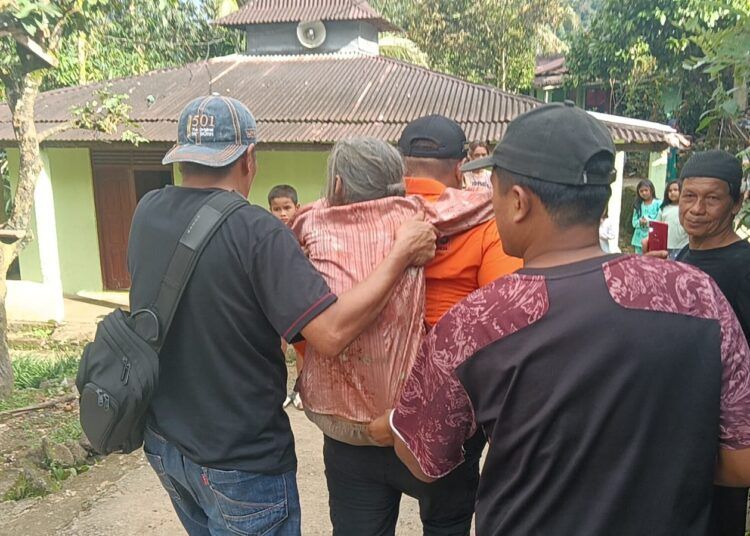 Seorang lansia bernama Izwiana (82) di Pasaman sempat hilang selama satu malam dan ditemukan lemas di ladang warga. Tim gabungan BPBD, Basarnas, polisi, dan warga ikut melakukan pencarian