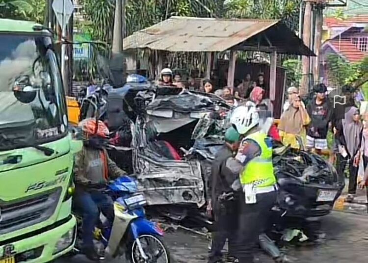 Dua mobil pribadi mengalami kerusakan parah dalam kecelakaan beruntun di Jalan Lintas Padang–Solok, kawasan Padang Besi, Kecamatan Lubuk Kilangan, Kota Padang, Sumatera Barat, Minggu (10/5/2026) sekitar pukul 07.30 WIB.