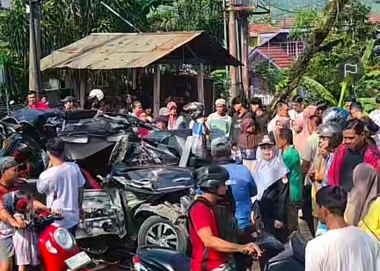 Kecelakaan beruntun di Jalan Lintas Padang–Solok, kawasan Padang Besi, Kecamatan Lubuk Kilangan, Kota Padang, Sumatera Barat pada Minggu (10/5/2026) sekitar pukul 07.30 WIB, menewaskan tiga orang. Selain itu, dua mobil pribadi dilaporkan hancur akibat benturan keras dalam insiden tersebut.