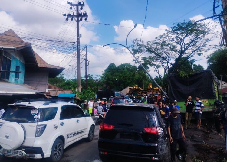 Tabrakan beruntun terjadi di Jalan Lintas Padang–Solok, kawasan Padang Besi, Kecamatan Lubuk Kilangan, Kota Padang, Sumatera Barat, Minggu (10/5/2026) pagi sekitar pukul 07.30 WIB.