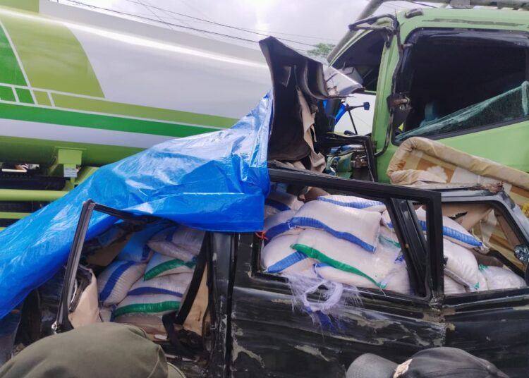 Salah satu mobil pribadi yang terlibat dalam tabrakan beruntun di Jalan Lintas Padang–Solok, kawasan Padang Besi, Kecamatan Lubuk Kilangan, Kota Padang, ternyata merupakan kendaraan pengangkut beras.