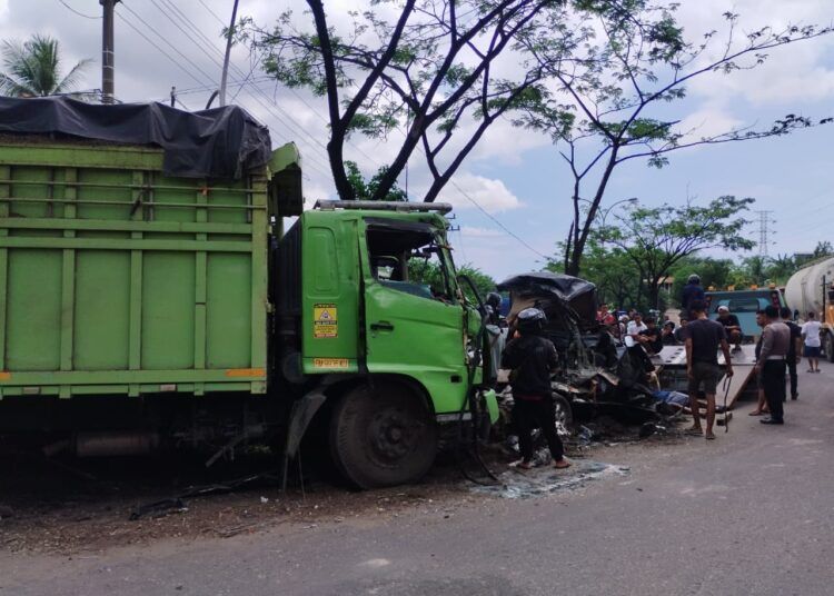 Tabrakan beruntun terjadi di Jalan Padang–Solok, kawasan Jembatan Padang Besi RT 01 RW 01, Kelurahan Padang Besi, Kecamatan Lubuk Kilangan, Kota Padang, Sumatera Barat, pada Minggu (10/5/2026) sekitar pukul 07.30 WIB.
