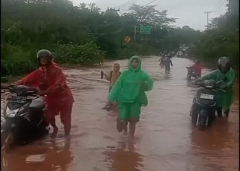 Jalan Lintas Sumbar–Jambi Terendam Banjir, Arus Lalu Lintas Terganggu