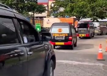 Video: Iring-Iringan Ambulans Antar Jenazah Korban Tabrakan Beruntun di Padang