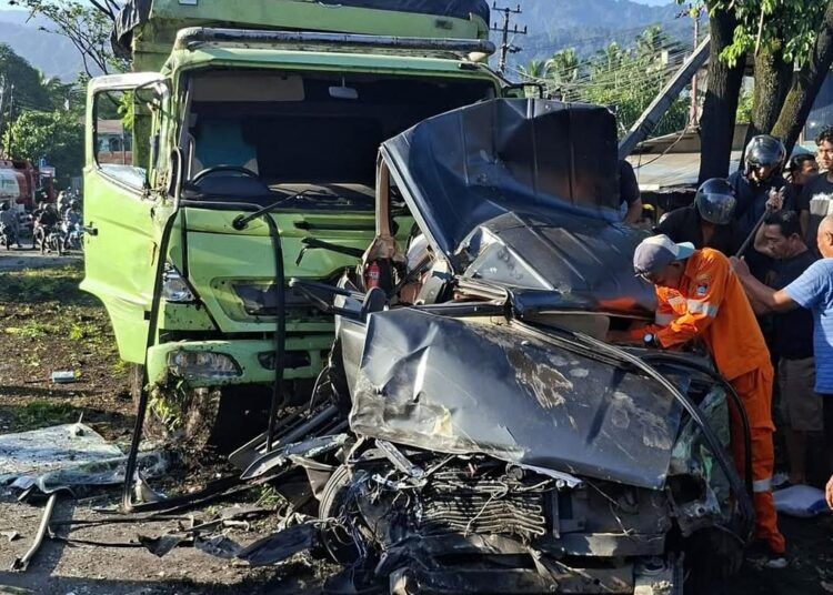 Kecelakaan beruntun terjadi di Jalan Lintas Padang–Solok, tepatnya di kawasan Jembatan Padang Besi, Kelurahan Padang Besi, Kecamatan Lubuk Kilangan, Kota Padang, Sumatera Barat, pada Minggu (10/5/2026) sekitar pukul 07.30 WIB. Foto: Ist