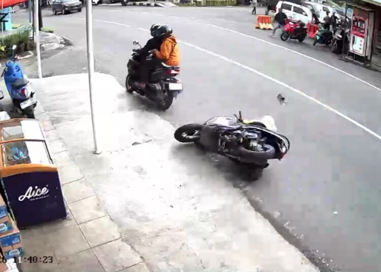Rekaman CCTV memperlihatkan detik-detik seorang pemotor wanita menjadi korban begal di kawasan simpang menuju Diniyah Putri, Padang Panjang, Senin (11/5/2026).