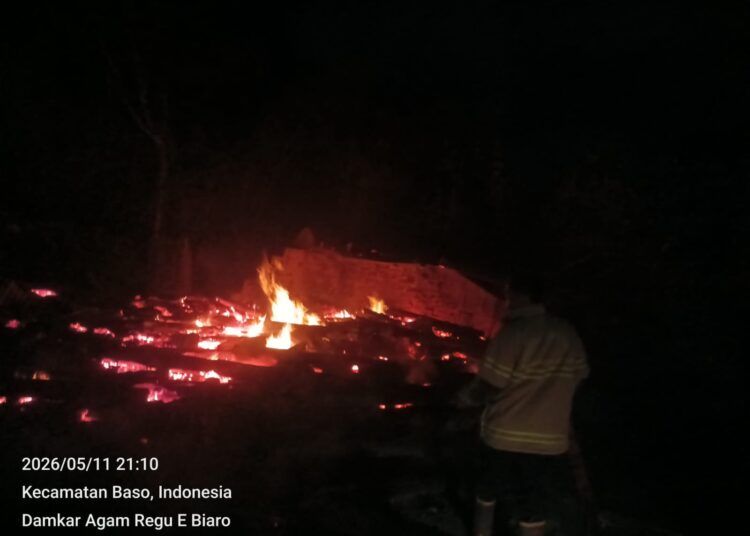 Sebuah rumah gadang yang sudah tidak berpenghuni terbakar di Jorong Koto Gadang, Nagari Koto Tinggi, Kecamatan Baso, Kabupaten Agam, Sumatera Barat, Senin (11/5/2026) malam.